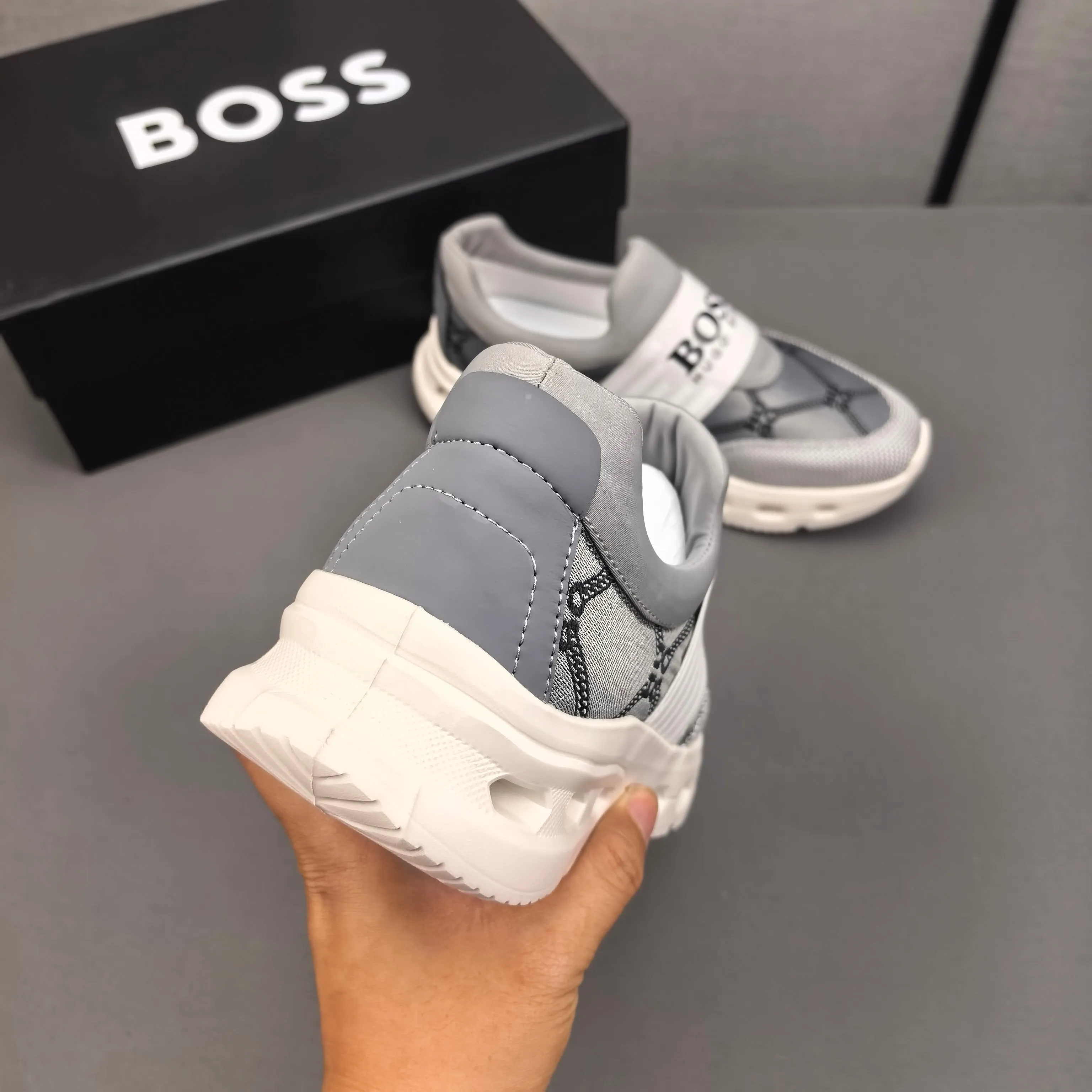 PP420❣️❣️❣️BOSS’s new 🆕low-top casual sneakers, made of breathable mesh, with brand signature details on the shoe collar to enhance style. Fashionable and versatile, it can complement any look. With a sophisticated design that is both dynamic and modern, this new must-have shoe adds a new dimension to Dior's legacy, displaying modern elegance. Men's shoes 38-44 45🉑️customized